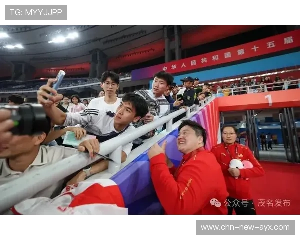 体操比赛鼓励选手赛后与观众简短互动 体操比赛鼓励选手赛后与观众简短互动
